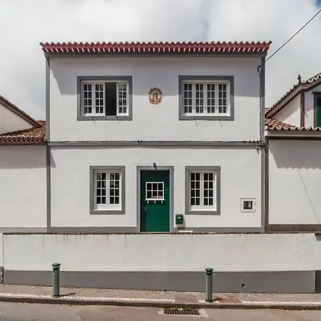 Semesterbostad Moradia No Largo *